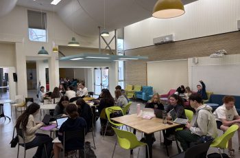 מגמת דיפלומטיה ותקשורת בינ"ל ליידי דייויס תלך אביב